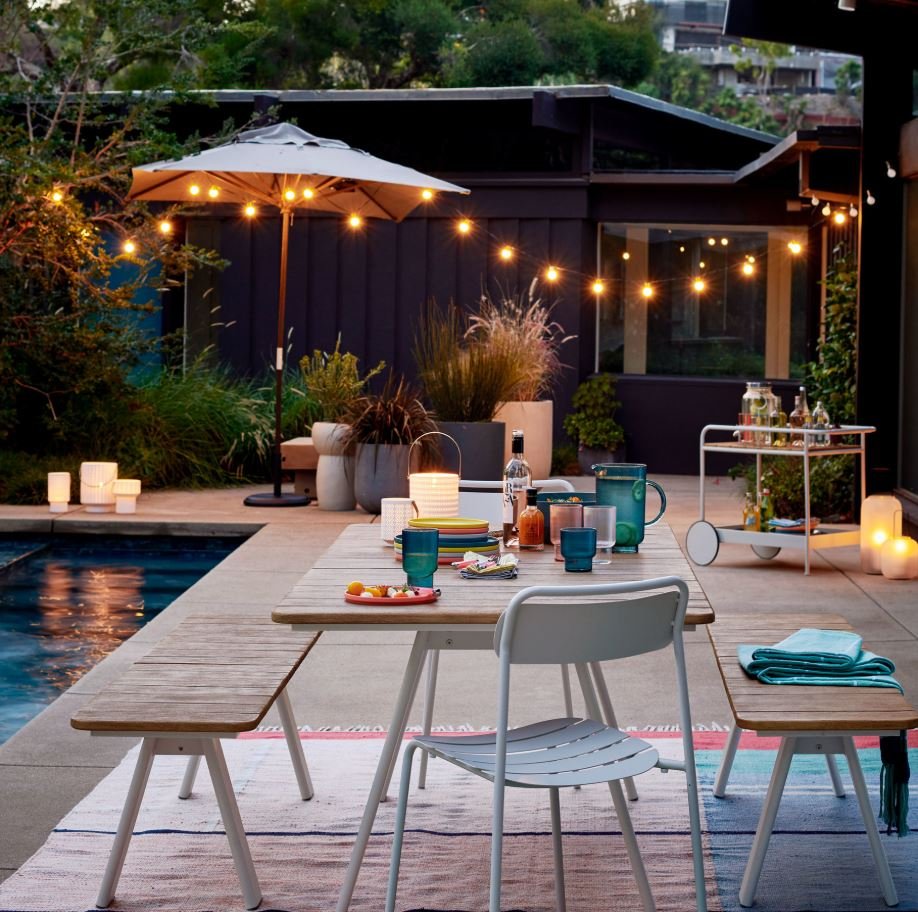 String lights creating an attractive outdoor shop ambience